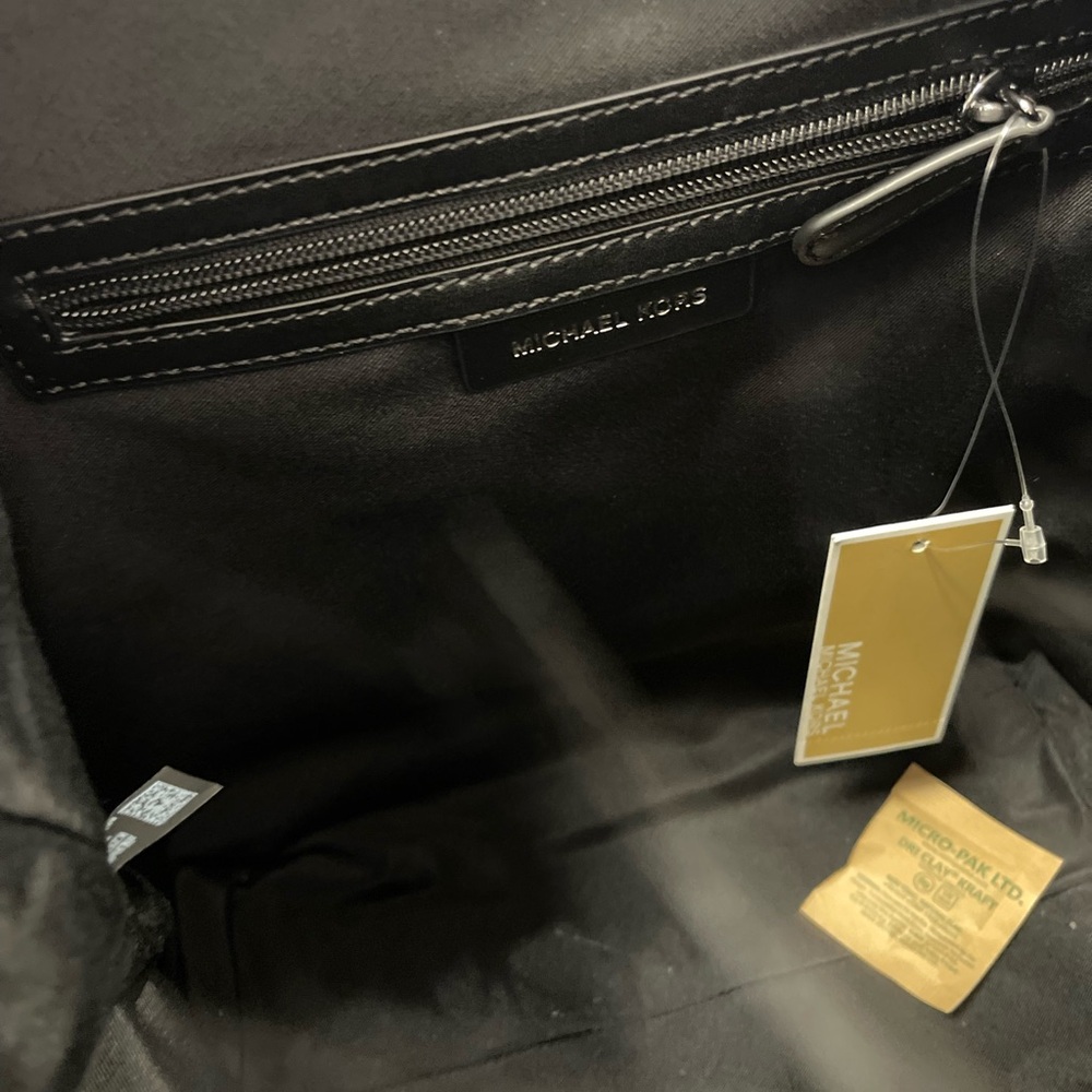 MICHAEL MICHAEL KORS Quinn Medium Flap Faux Fur Backpack
Black
NWT
Live Style - Picture 12 of 16